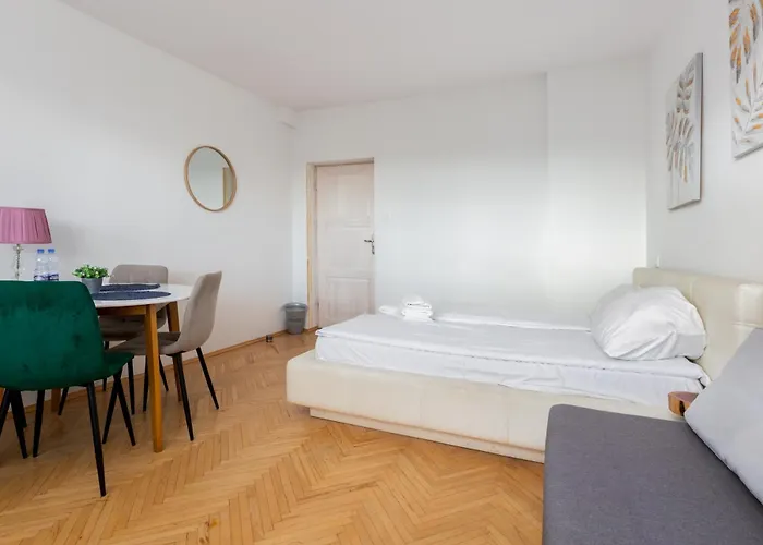 Slaska Pleasant By Bookinghost غدينيا